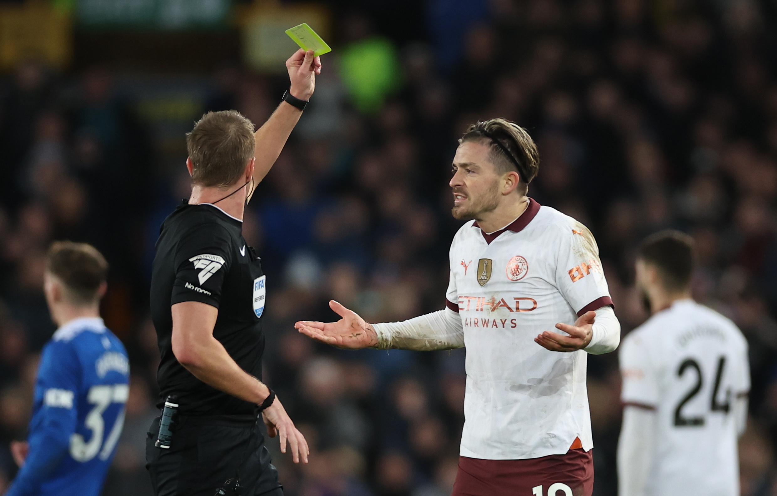Liverpool (United Kingdom), 27/12/2023.- Jack Grealish of Manchester City is shown a yellow card by referee John Brooks during the English Premier League soccer match between Everton FC and Manchester City in Liverpool, Britain, 27 December 2023. (Reino Unido) EFE/EPA/ADAM VAUGHAN EDITORIAL USE ONLY. No use with unauthorized audio, video, data, fixture lists, club/league logos, 'live' services or NFTs. Online in-match use limited to 120 images, no video emulation. No use in betting, games or single club/league/player publications.