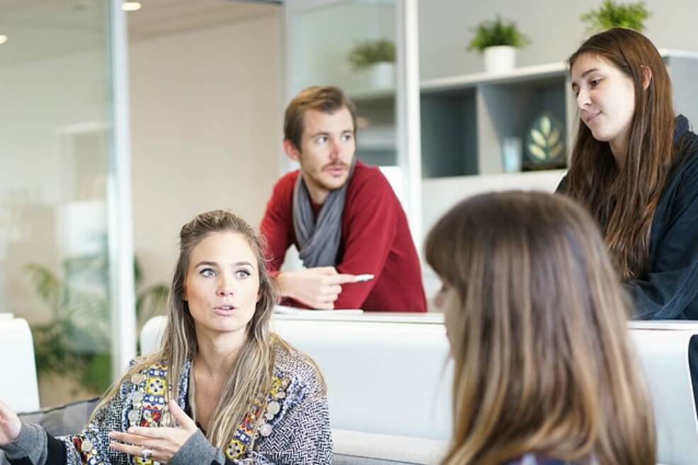  Las personas dedican 52 minutos al día al chisme, pero no más las mujeres que los hombres