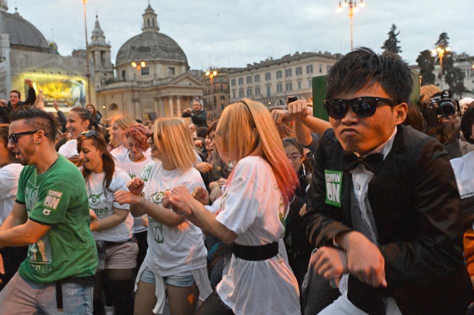 Miles de jóvenes en Roma hacen ‘flashmob’ con Gangnam Style