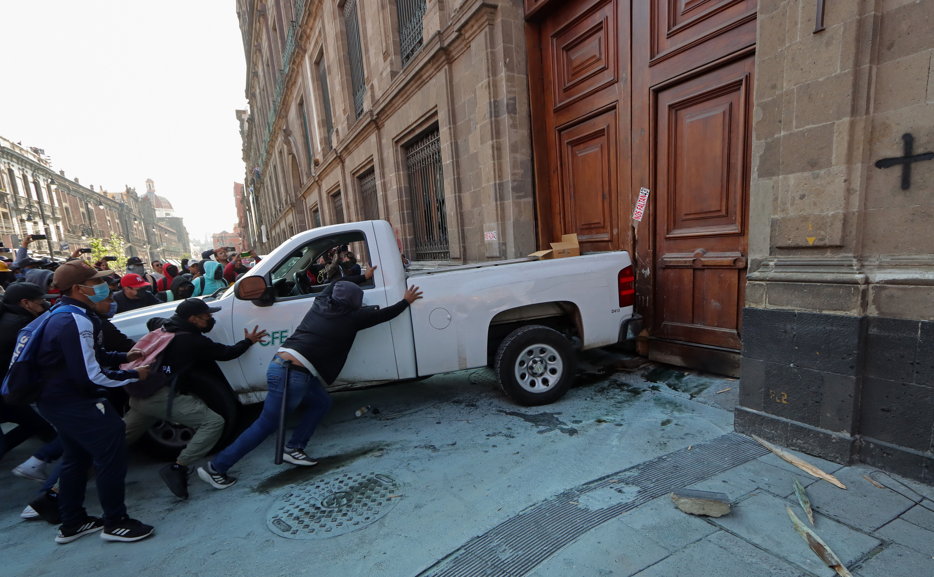 Manifestantes de Ayotzinapa derribaron la puerta del Palacio Presidencial en México