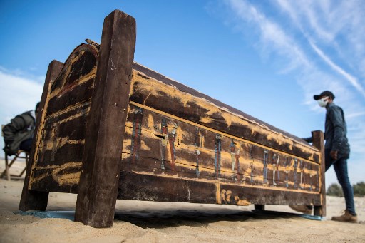 Un sarcófago de madera adornado. Otro de los descubrimientos presentados por el gobierno de Egipto.