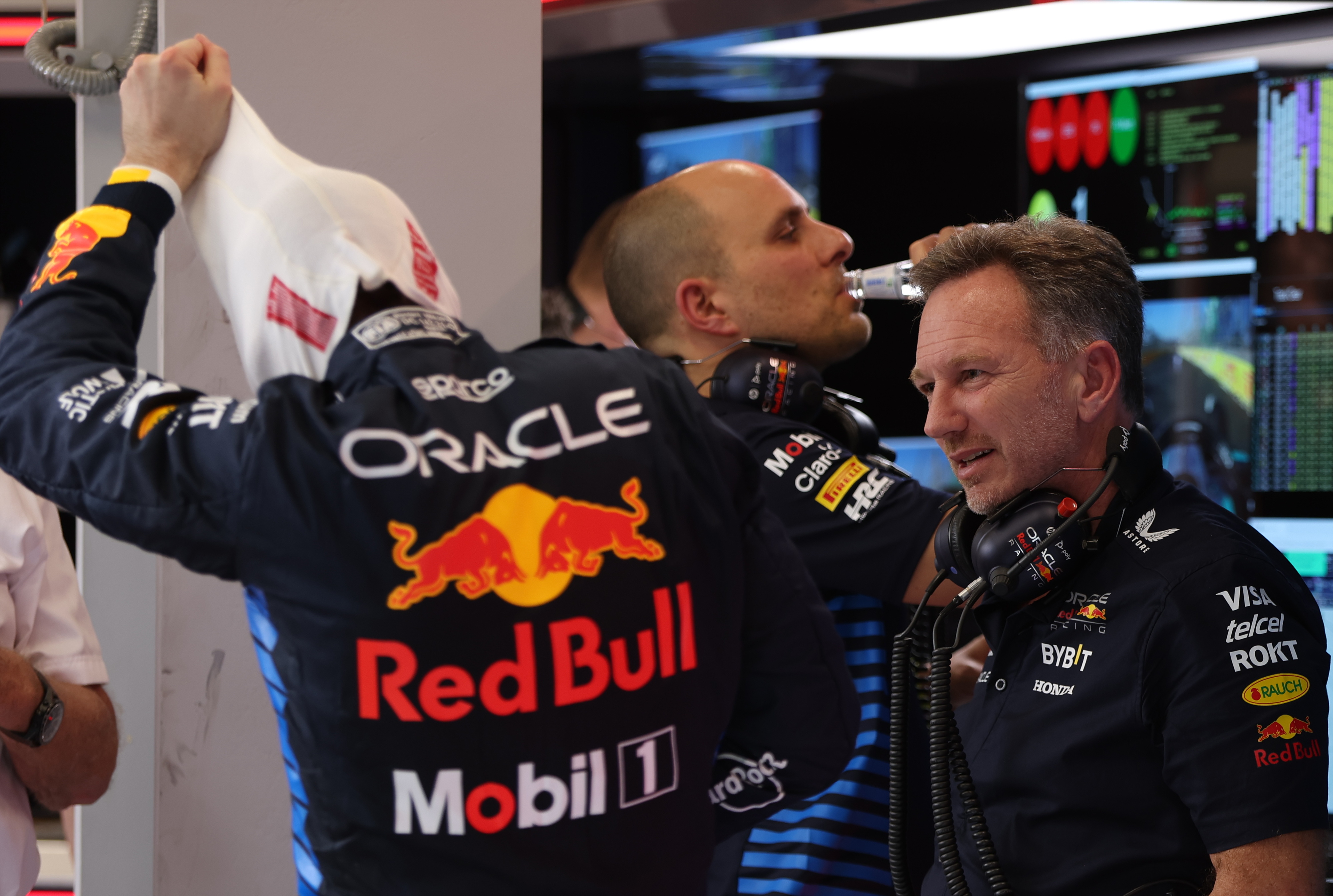 Jeddah (Saudi Arabia), 07/03/2024.- Team chief Christian Horner (R) of Red Bull Racing talks to his driver Dutch driver Max Verstappen (L) during a practice session for the Formula One Saudi Arabia Grand Prix, at the Jeddah Corniche Circuit in Jeddah, Saudi Arabia, 07 March 2024. The 2024 Saudi Arabia Formula 1 Grand Prix is held on 09 March. (Fórmula Uno, Arabia Saudita) EFE/EPA/ALI HAIDER