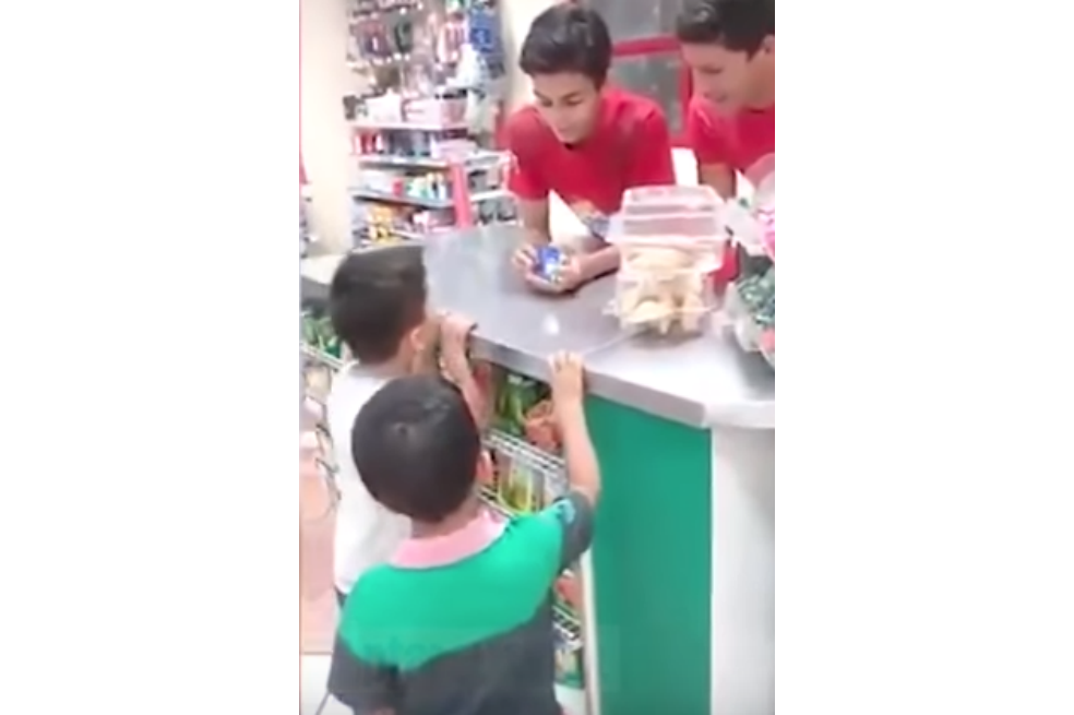 La lección de una mamá a sus hijos por robar una caja de chicles