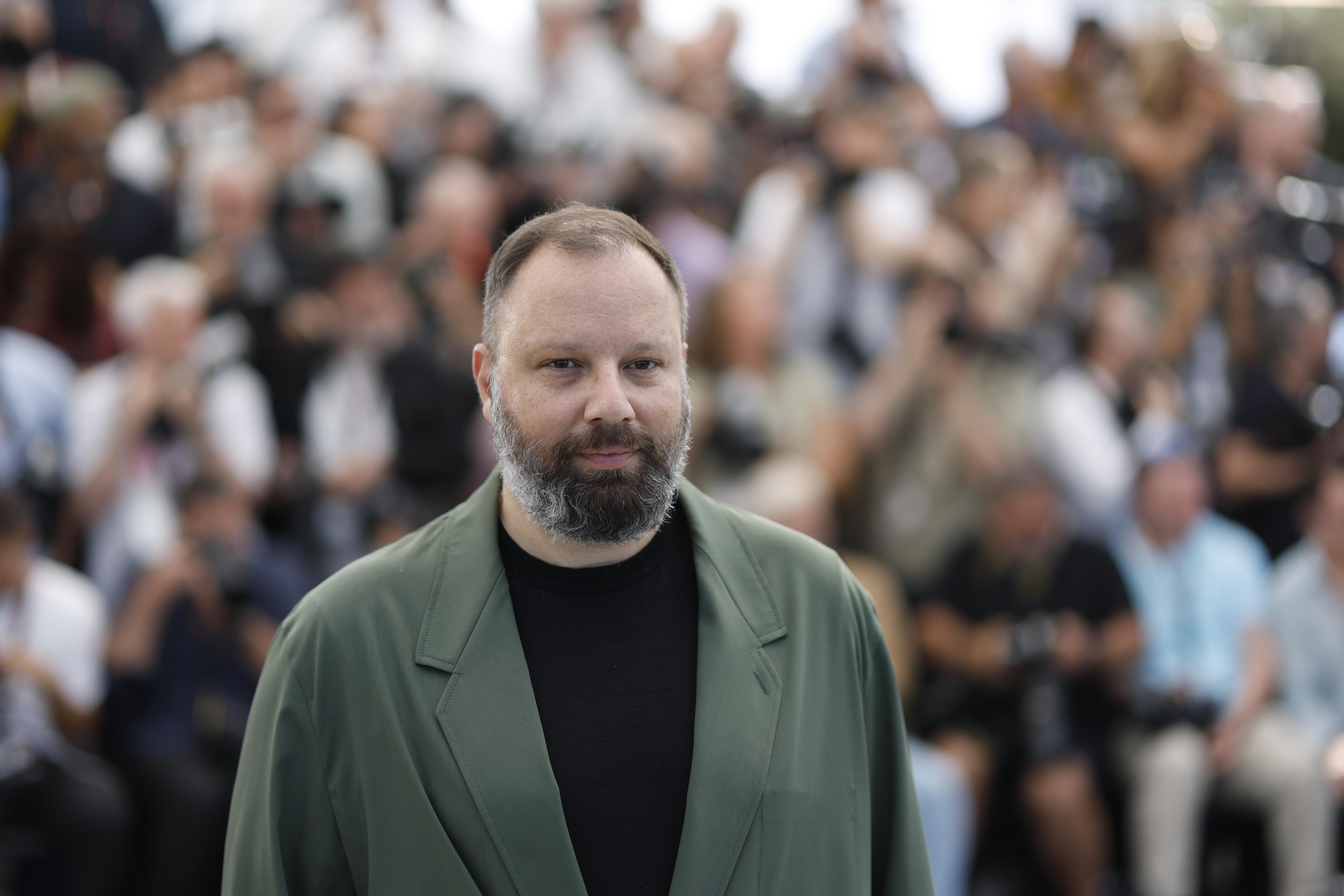Cannes (France), 18/05/2024.- Greek director Yorgos Lanthimos attends the photocall for 'Kinds of Kindness' during the 77th annual Cannes Film Festival, in Cannes, France, 18 May 2024. The film festival runs from 14 to 25 May 2024. (Cine, Francia) EFE/EPA/SEBASTIEN NOGIER