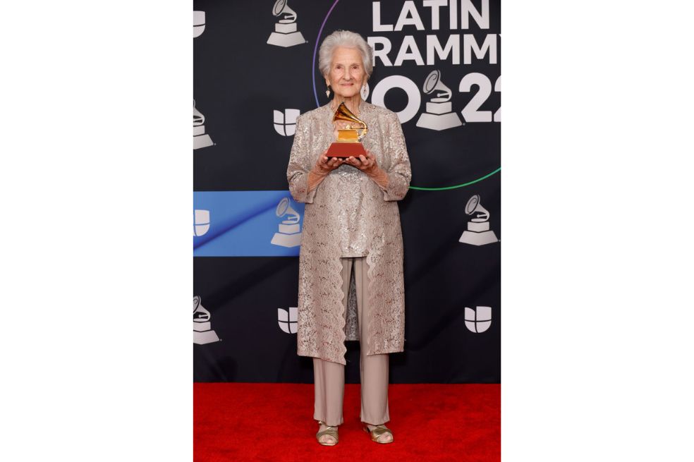La cubana Ángela Álvarez se llevó el Latin Grammy como Mejor Nuevo Artista. A los 95 años, cumplió el sueño que tenía desde los 15 y se convirtió en la mujer más longeva en ganar un gramófono.