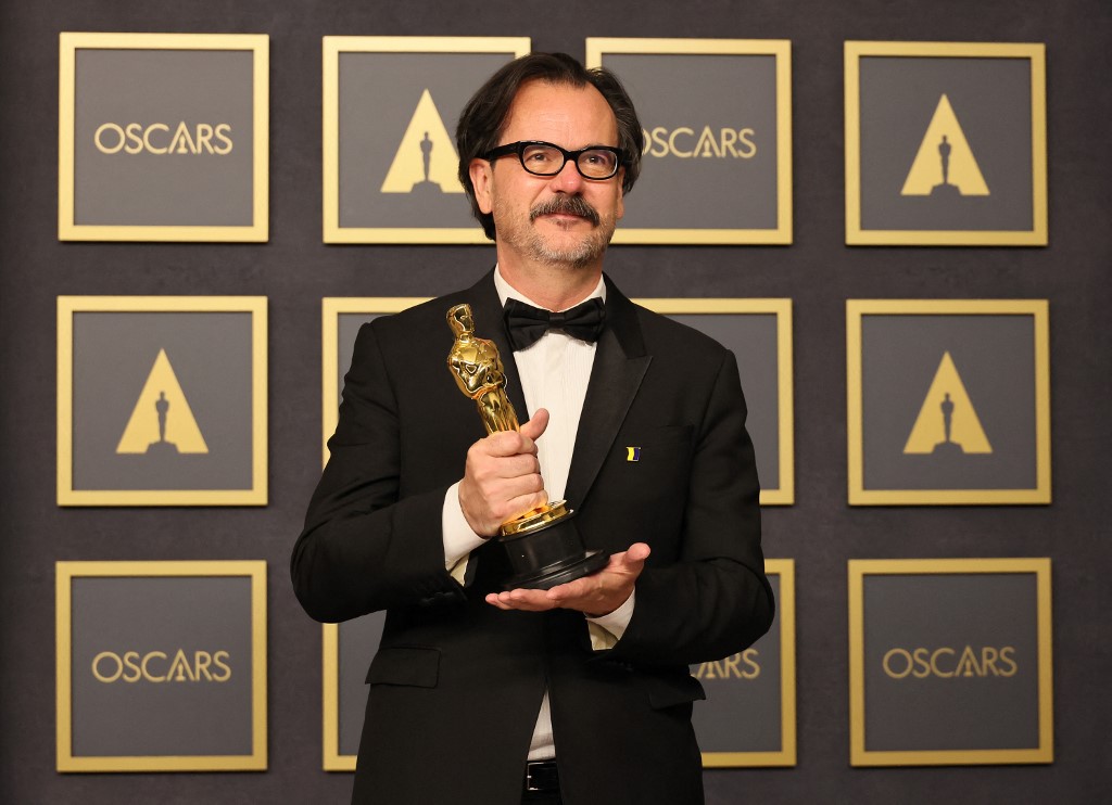 Joe Walker celebra el premio a "Mejor Edición" de película por "Dune" durante la 94ª de los premios de la Academia en Hollywood y Highland el 27 de marzo de 2022 en Hollywood, California.