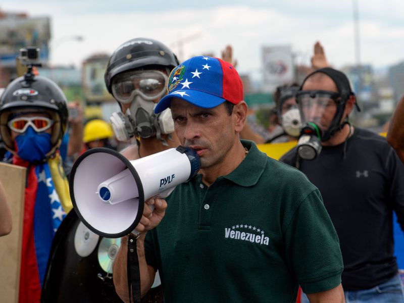 Henrique Capriles, de la oposición venezolana, repartió medicamentos en Caracas