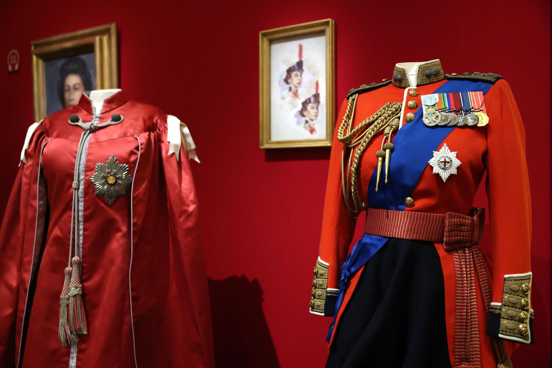 LONDON (United Kingdom), 09/04/2026.- Ceremonial tunics of Britain’s Queen Elizabeth II is displayed at the exhibition 'Queen Elizabeth II: Her Life in Style' at The King’s Gallery, Buckingham Palace in London, Britain, 09 April 2026. The exhibition features 300 pieces of clothing and accessories worn by late Britain’s Queen Elizabeth and runs from 10 April to 18 October 2026. (Moda, Reino Unido, Londres) EFE/EPA/NEIL HALL