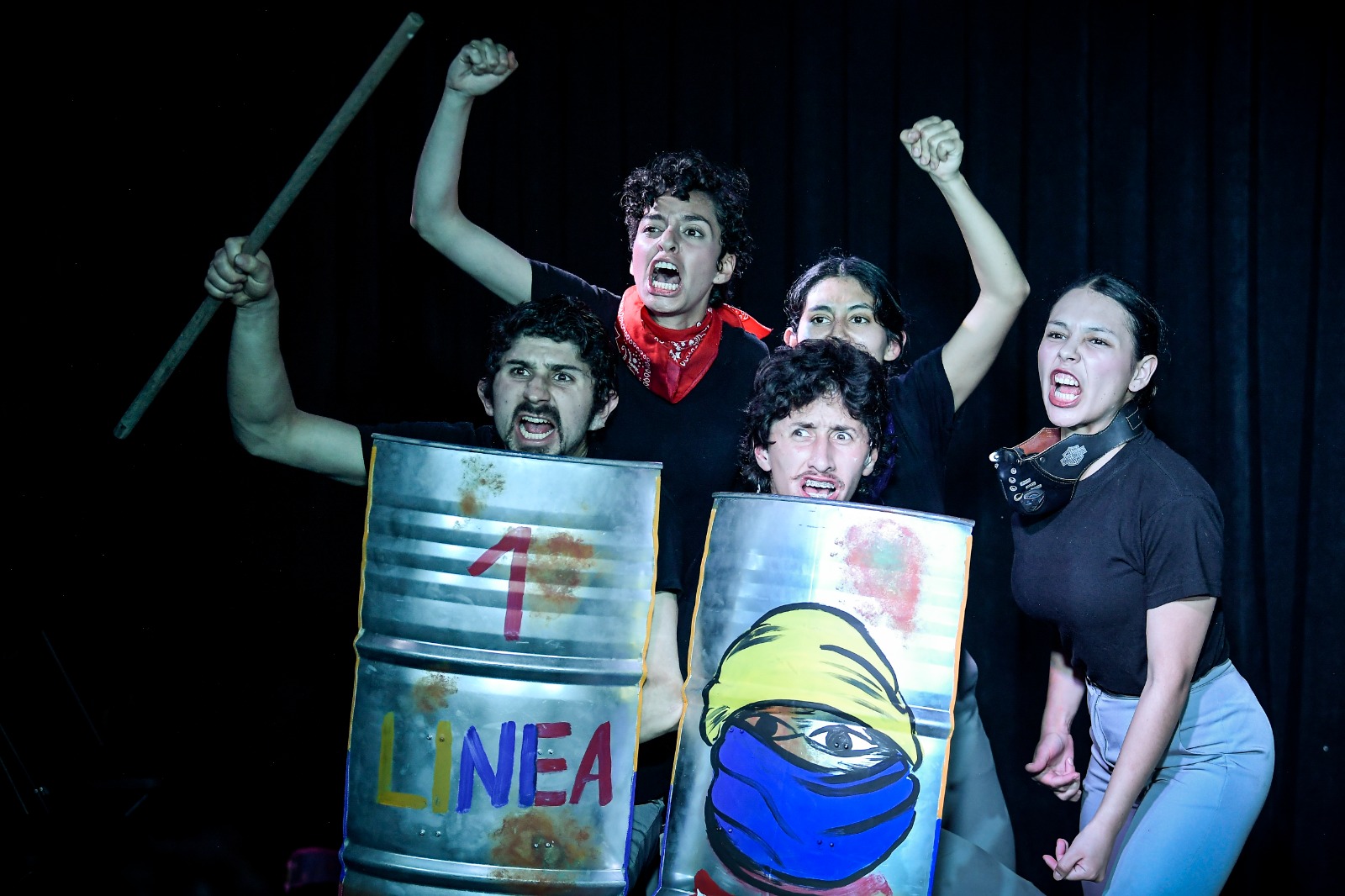 En "Operación Cazafantasmas", un nutrido grupo de actores (con música en vivo), presentan varias escenas o cuadros que ilustran una a una las diez estrategias de manipulación mediática de Sylvain Timsit.