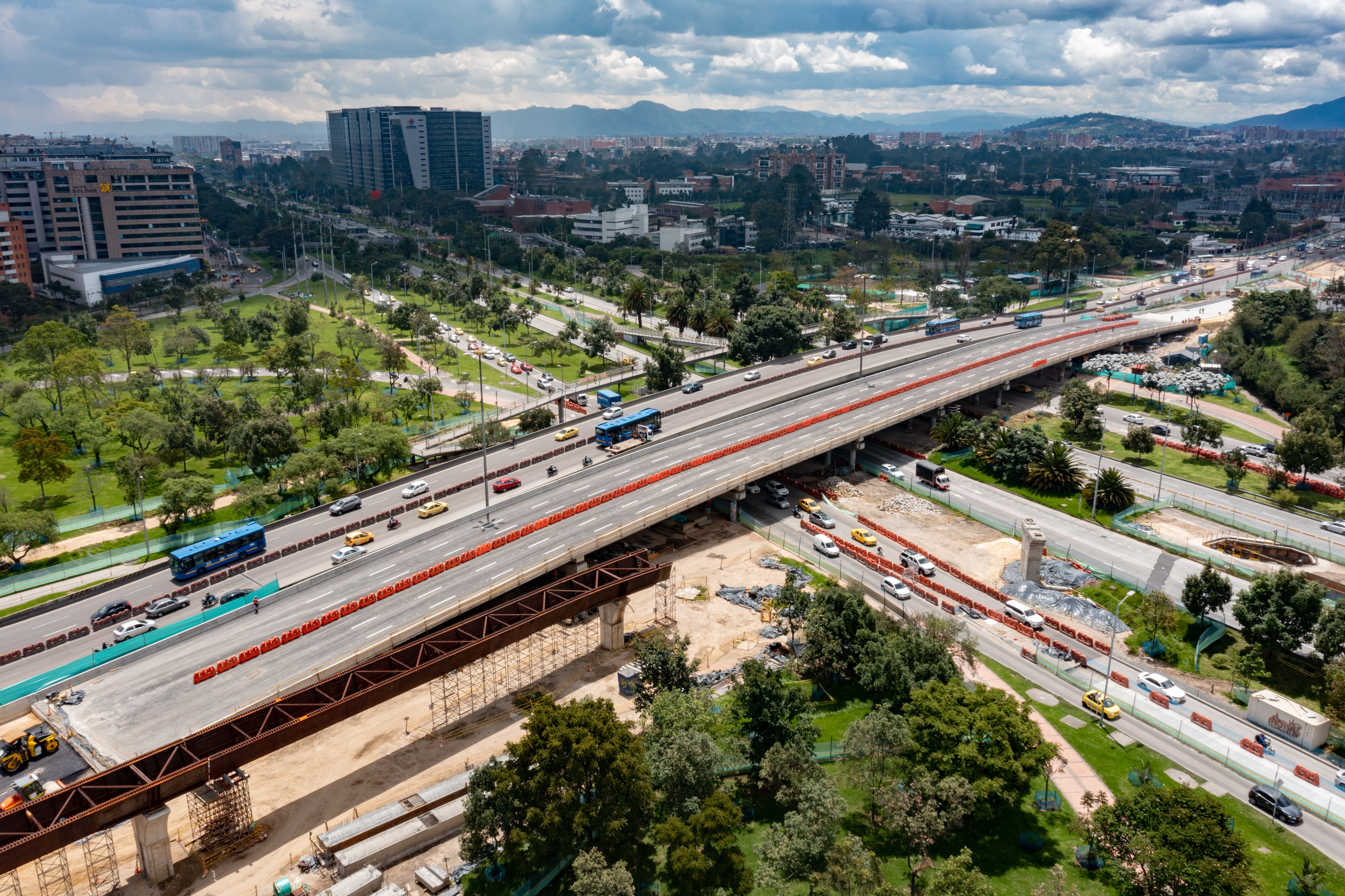 Regresa el tránsito vehicular en costado oriental del puente de la calle 26 con Av. 68