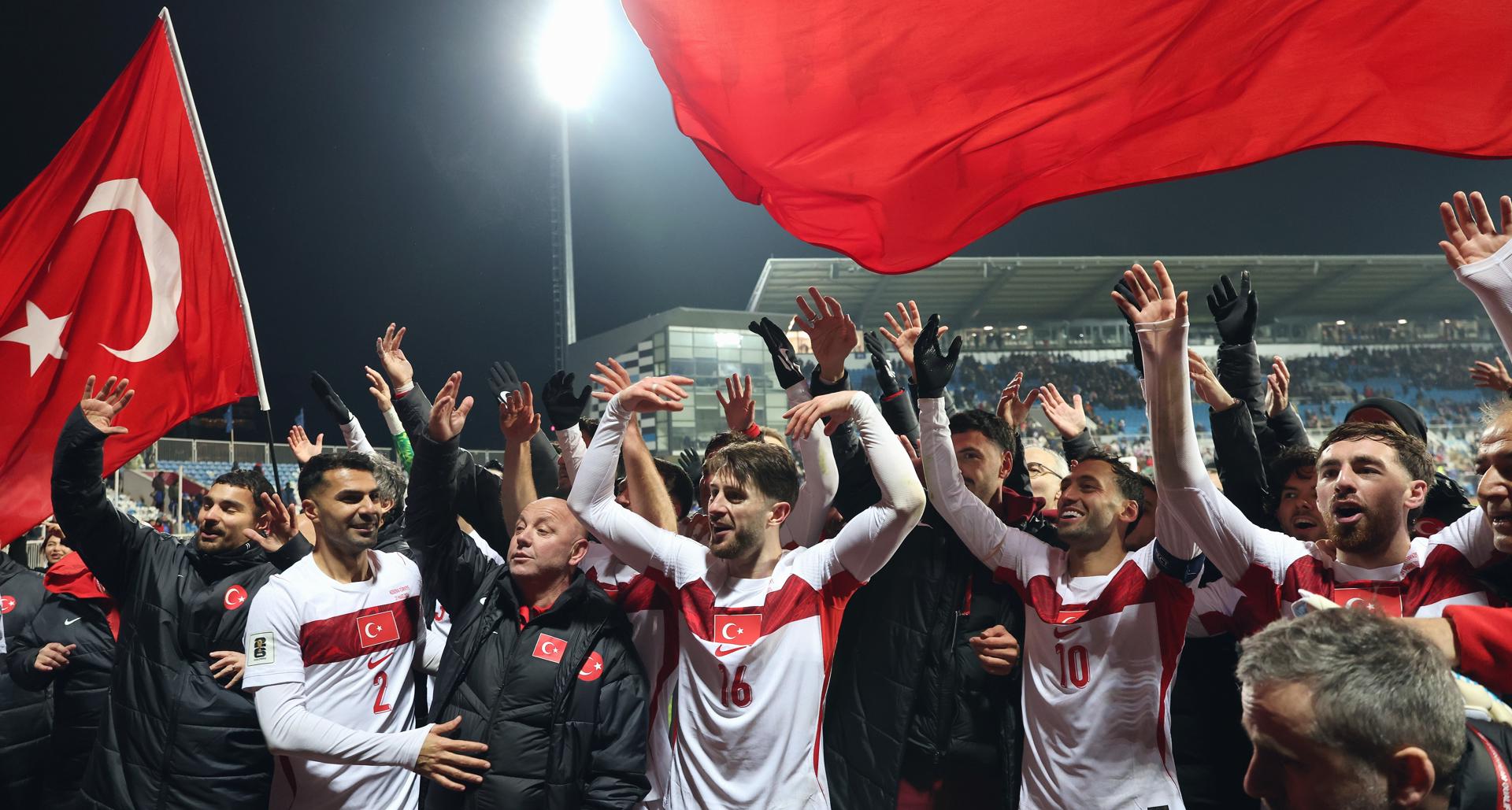 Pristina (-), 31/03/2026.- Players of Turkey celebrate with their supporters after winning the FIFA World Cup 2026 European playoff match between Kosovo and Turkey in Pristina, Kosovo, 31 March 2026. (Mundial de Fútbol, Turquía) EFE/EPA/GEORGI LICOVSKI
