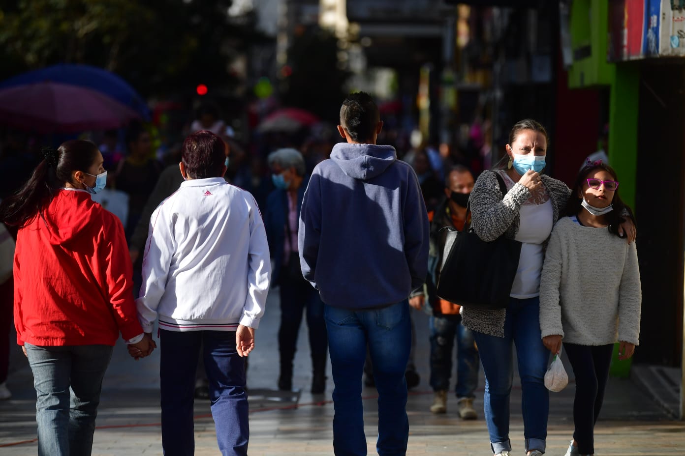 De esta manera, a través del Decreto 173 del 29 de abril de 2022, con el cual se elimina el uso obligatorio del tapabocas en espacios cerrados de la ciudad, y se establecieron otras medidas de protección para poblaciones que son vulnerables al COVID-19, y otras enfermedades respiratorias.