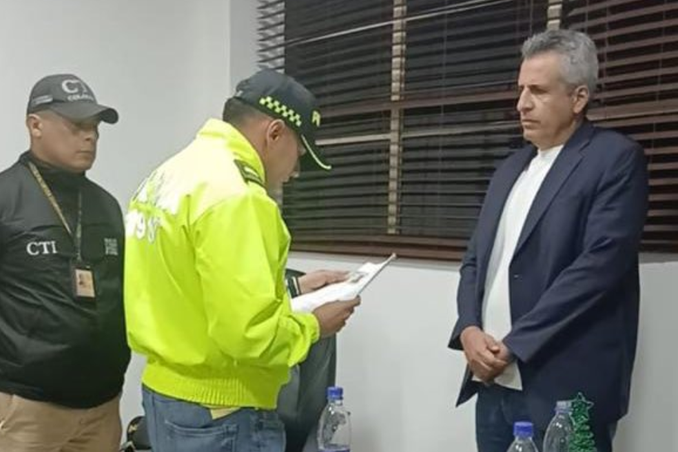 Exministro Velasco se entregó para cumplir con orden de captura en su contra por caso Ungrd