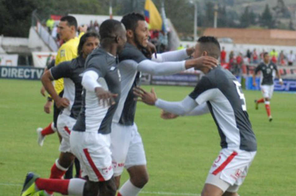 Santa Fe celebra el gol de Valdés con el uniforme improvisado en Tunja. / Archivo El Espectador
