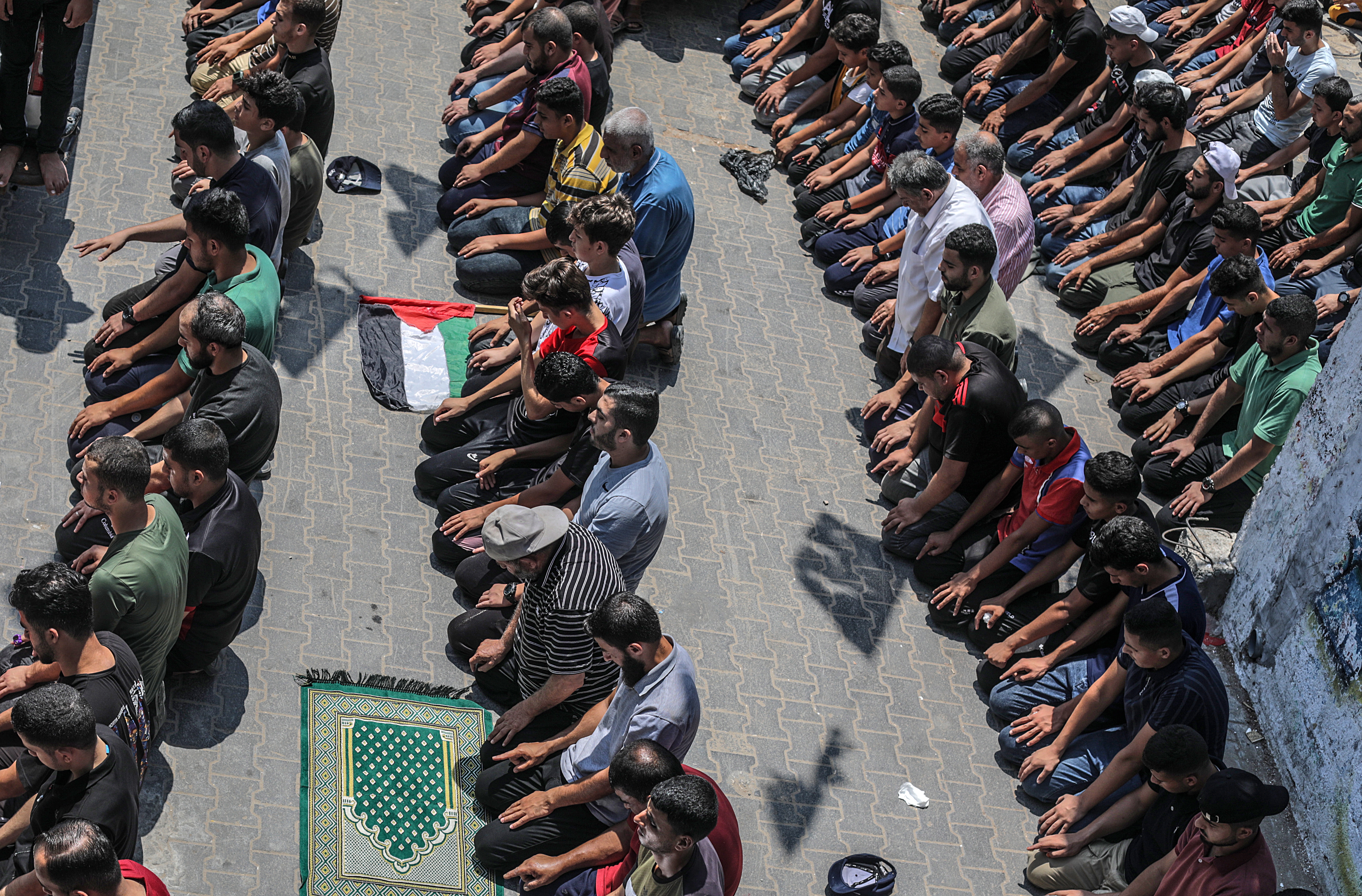 Tras la tregua con Israel, Gaza entierra a los muertos y retira los escombros