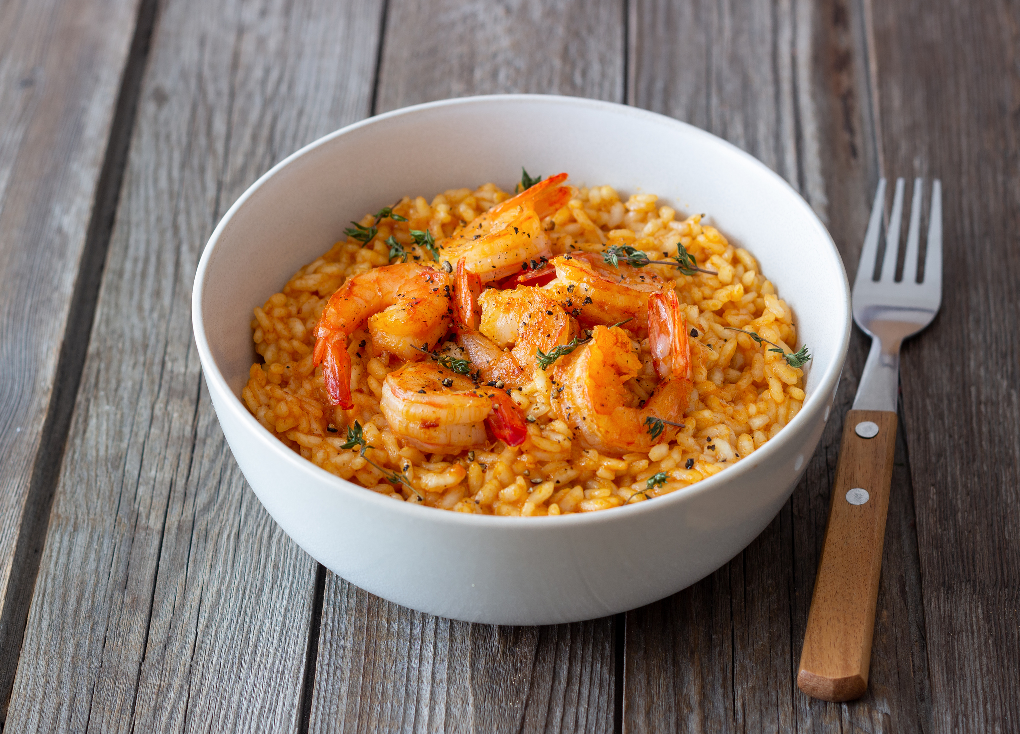 Así se hace un arroz encocado con camarones