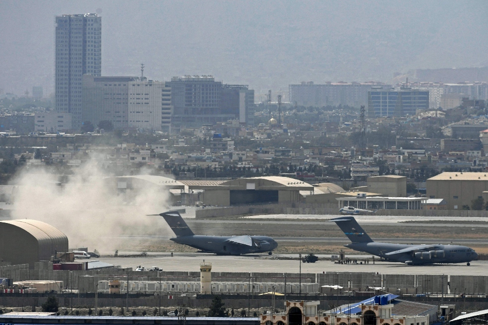 Se reactivan los vuelos en el aeropuerto de Kabul, ¿quiénes podrán viajar?