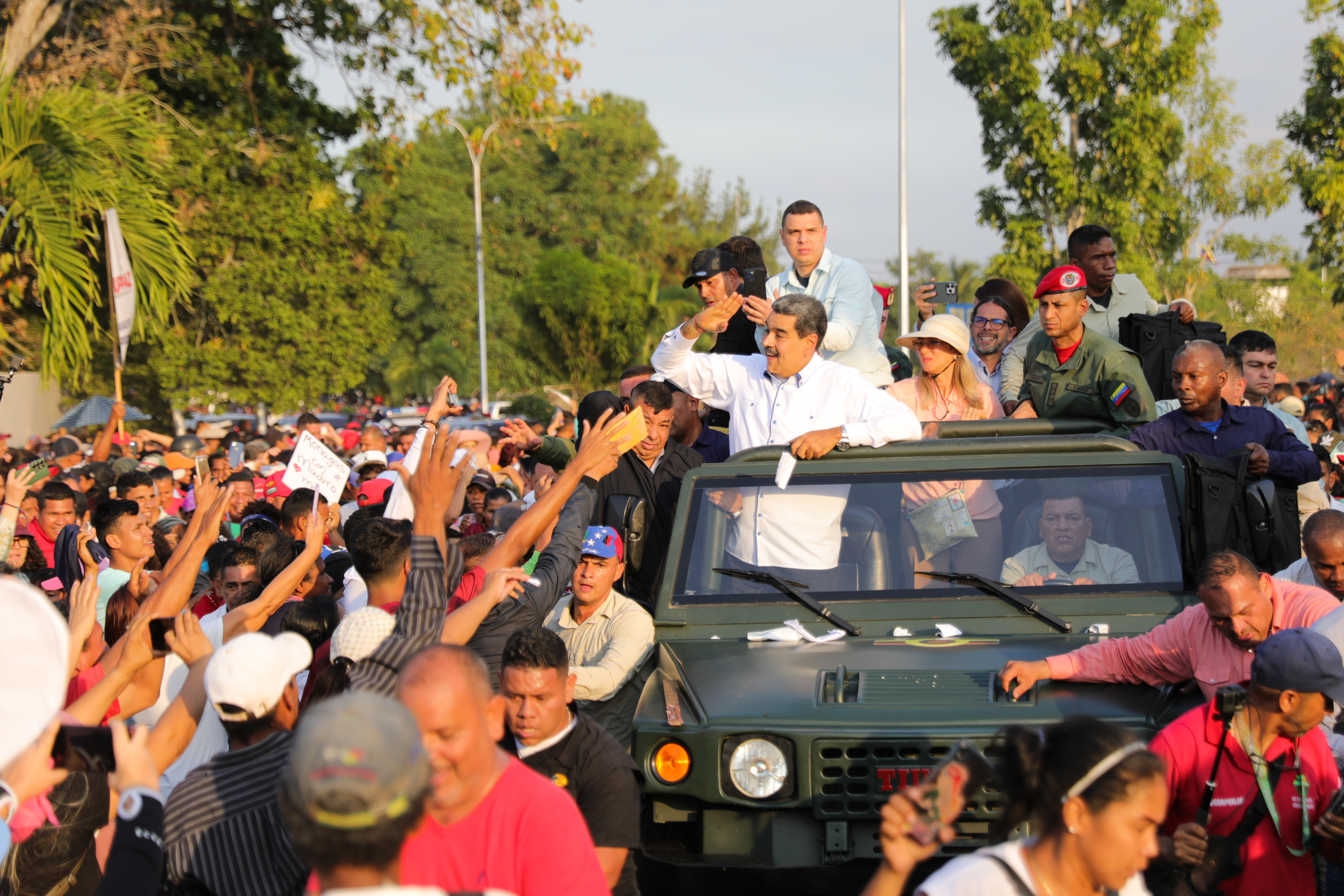 AME7912. CARACAS (VENEZUELA), 11/03/2024.- Fotografía cedida por Prensa Miraflores donde se observa al presidente venezolano, Nicolás Maduro, saludando a simpatizantes durante un acto de Gobierno en Maturin (Venezuela). El presidente de Venezuela, Nicolás Maduro, se refirió este lunes a su homólogo de Ucrania, Volodímir Zelenski, como un "payaso" y "dañino" para el pueblo ucraniano, a la vez que respaldó el reciente mensaje del papa Francisco sobre tener el valor de negociar el fin de la guerra en el país europeo. EFE/ Prensa Miraflores / SOLO USO EDITORIAL/ SOLO DISPONIBLE PARA ILUSTRAR LA NOTICIA QUE ACOMPAÑA (CRÉDITO OBLIGATORIO)