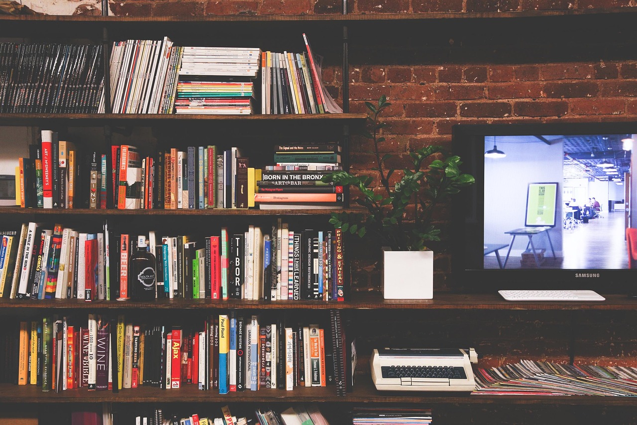 ¿Tienes una estantería de libros? Ocho consejos para saber cómo organizarla