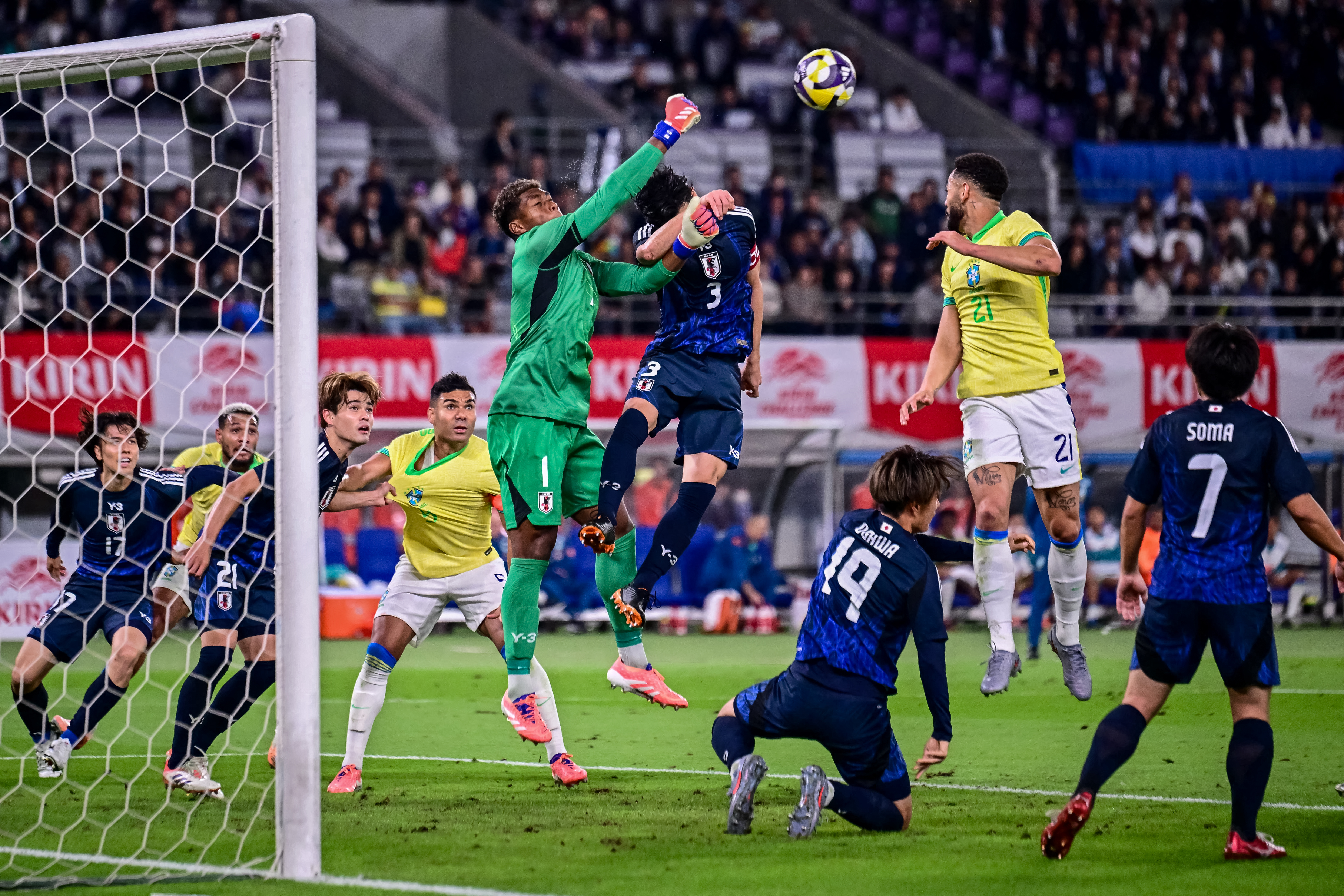 El portero japonés Zion Suzuki (centro, izq.) realiza una atajada durante el partido amistoso internacional entre Japón y Brasil en el estadio de Tokio en Chofu, prefectura de Tokio, el 14 de octubre de 2025. (Foto de Yuichi YAMAZAKI / AFP)