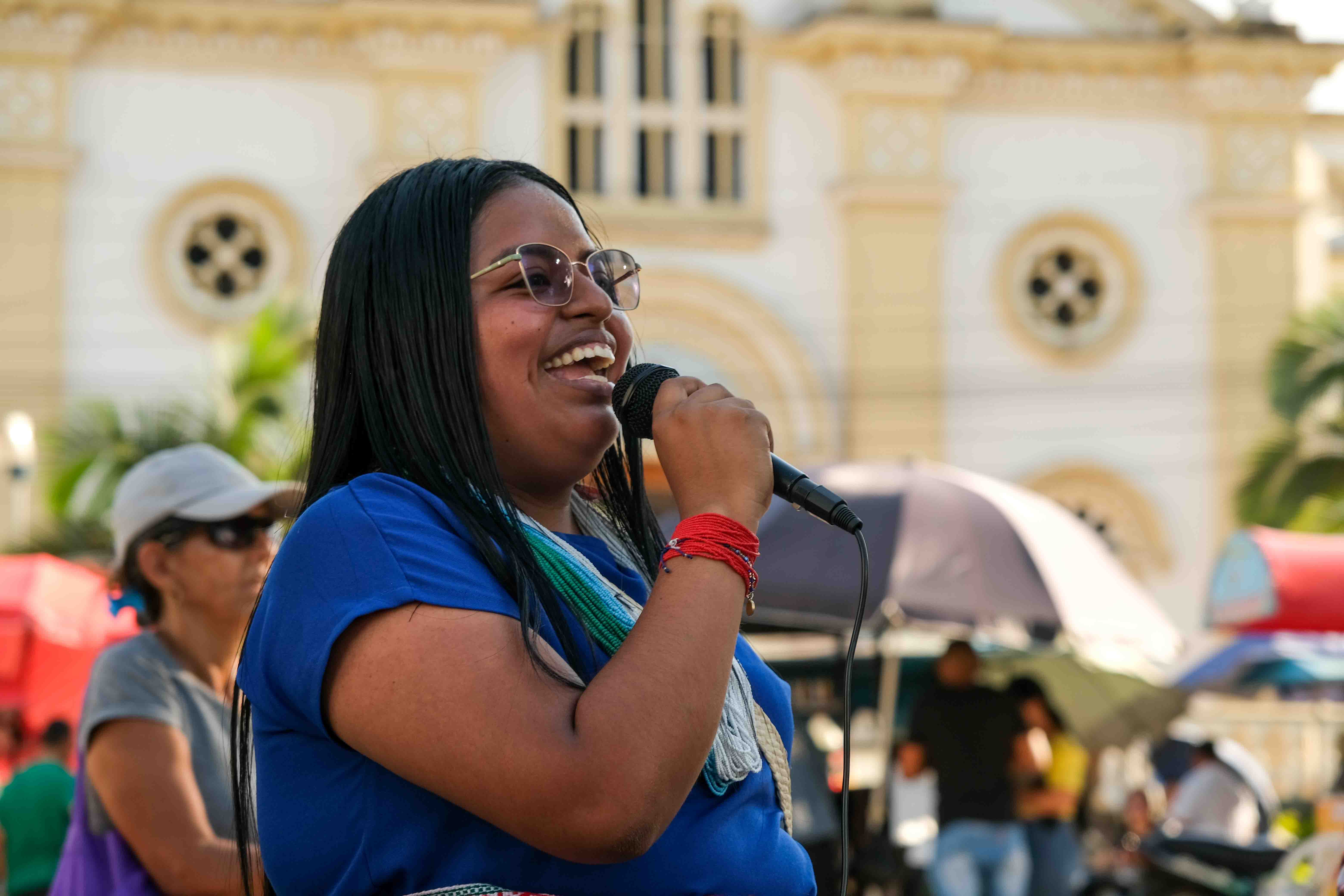 Paola Chindoy arengando en la Plaza de Mocoa, Putumayo.