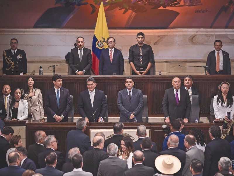 Gustavo Petro se refirió a la salida de la ministra de Minas y Energía, Irene Vélez, el pasado 19 de julio. “Es necesaria la transición energética, la electrificación de la movilidad humana y que la producción deje de usar las materias primas fósiles. En transición energética tenemos unos datos, se ha debatido en el Congreso y me ha costado una ministra excelente”, afirmó.