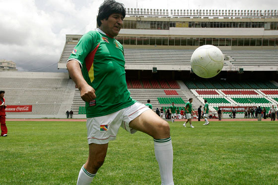 Higuita y El Pibe jugarían fútbol con Evo Morales