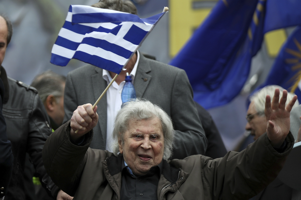 El compositor griego Mikis Theodorakis está hospitalizado en Atenas