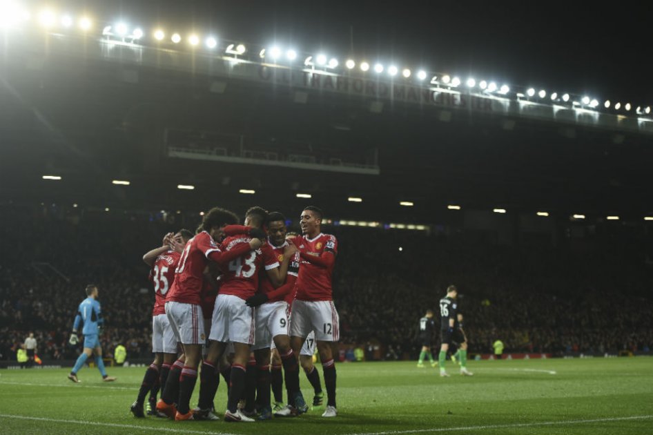 Manchester United se mete en la pelea por Champions League