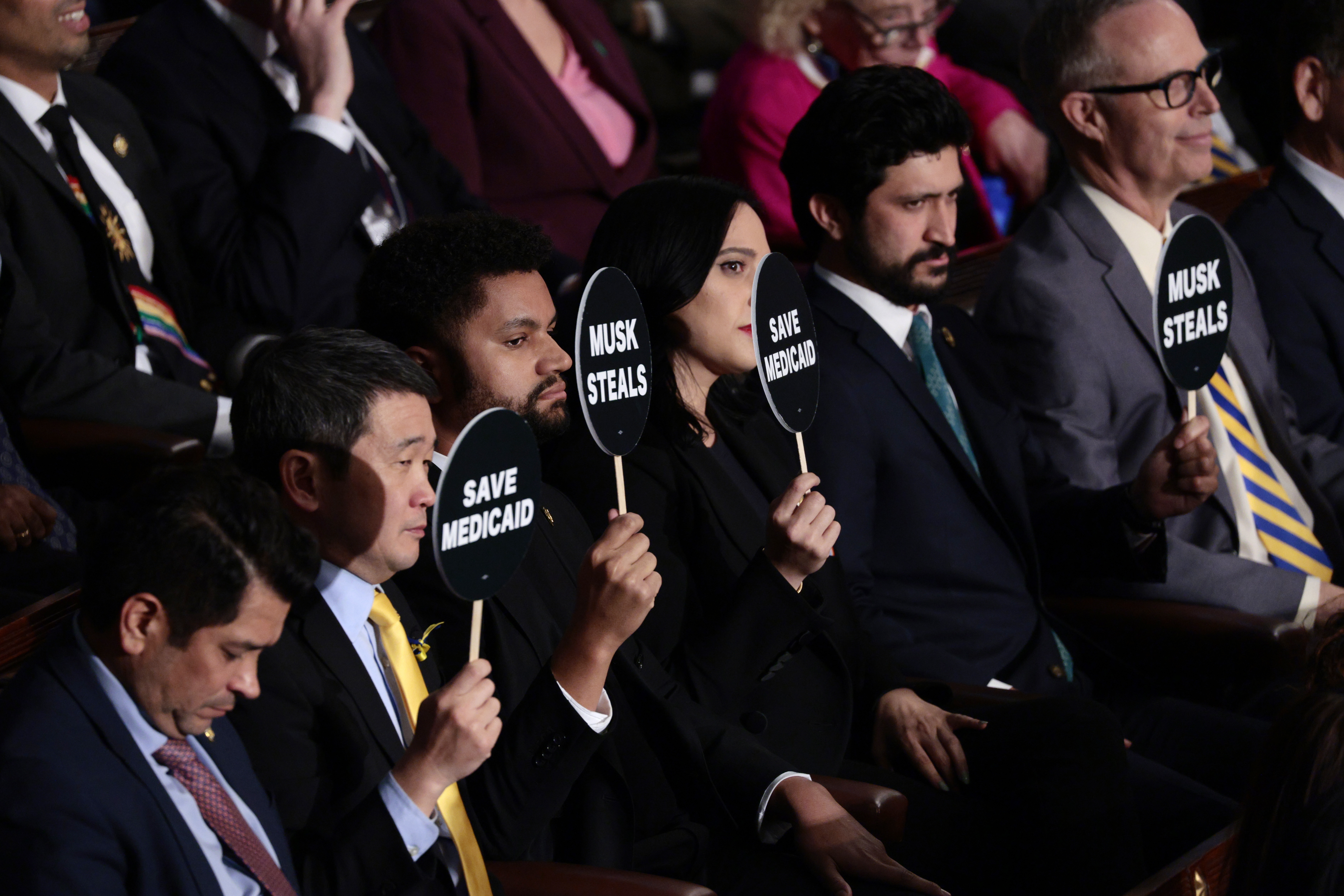 WASHINGTON (United States), 05/03/2025.- Democrat lawmakers protest as US President Donald Trump addresses a joint session of the United States Congress in the House Chamber of the US Capitol in Washington, DC, USA, 04 March 2025. (Protestas, Estados Unidos) EFE/EPA/SHAWN THEW