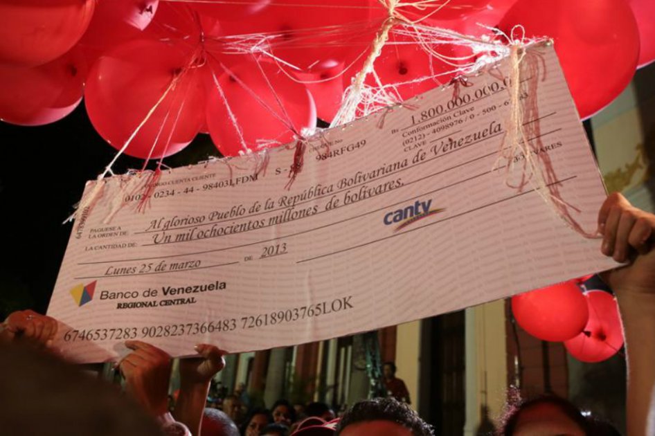 Venezuela: con globos elevan «cheque» de empresa estatal en homenaje a Chávez