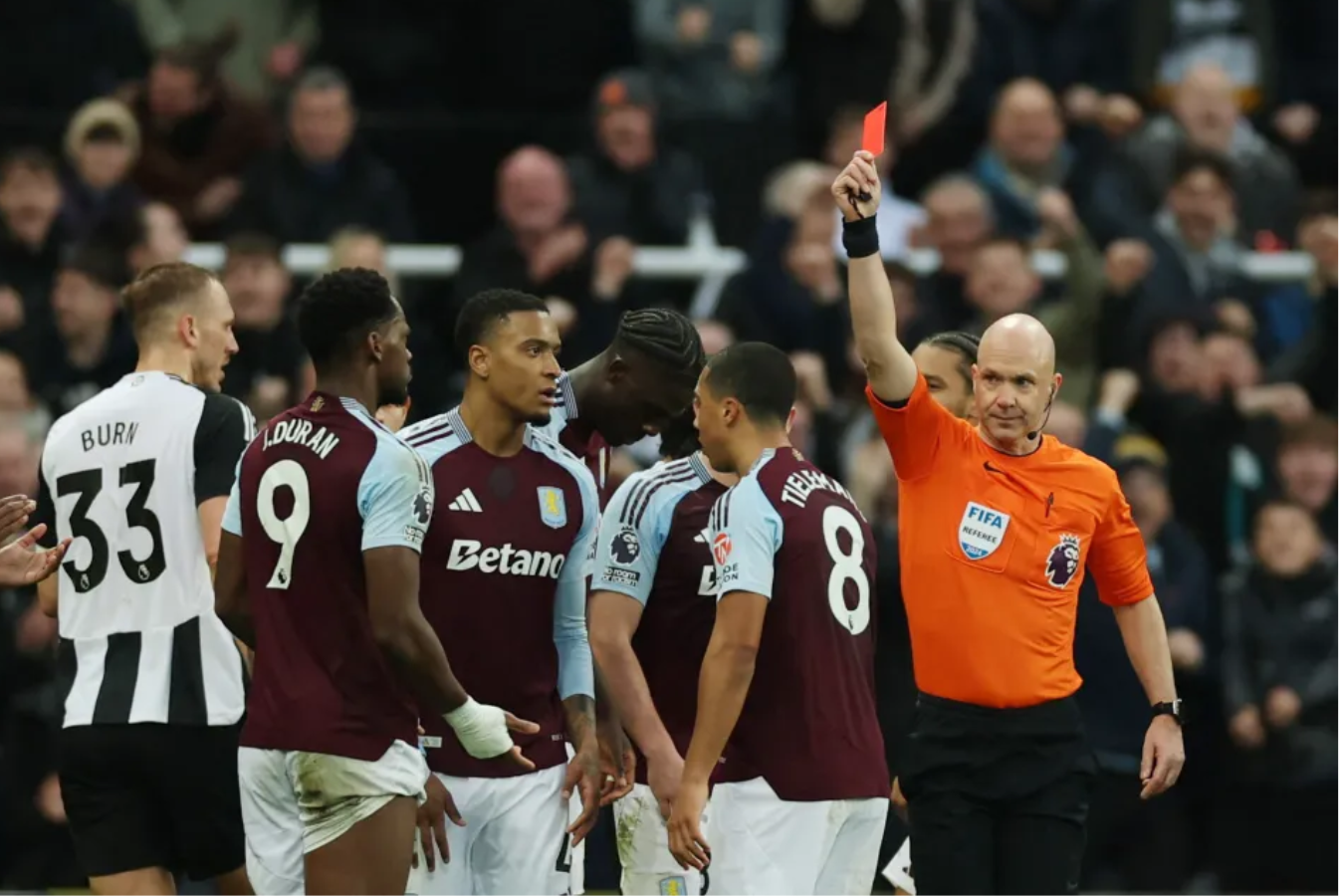 El delantero colombiano Jhon Jader Durán vio la tarjeta roja en el duelo ante Newcastle.