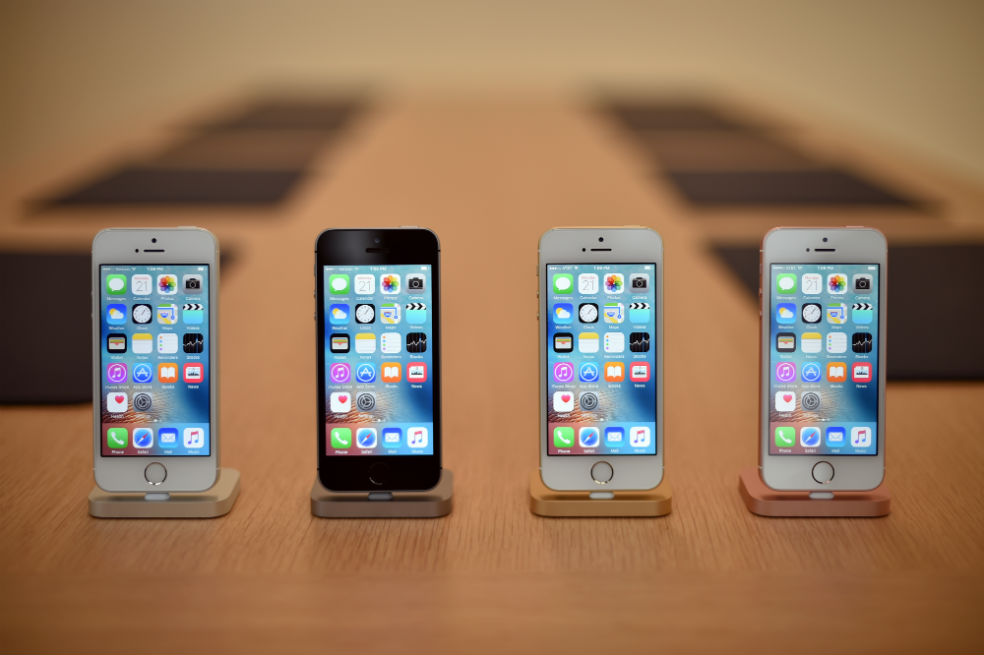 Conozca el iPhone SE, con pantalla más pequeña y más barato