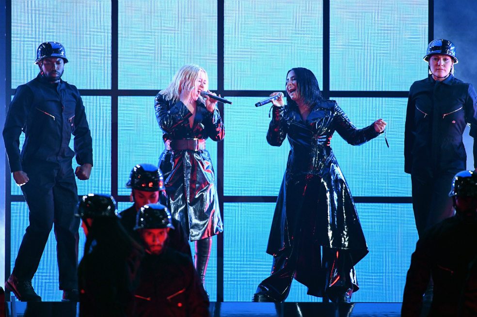 Christina Aguilera y Demi Lovato estrenan el video de «Fall in Line»