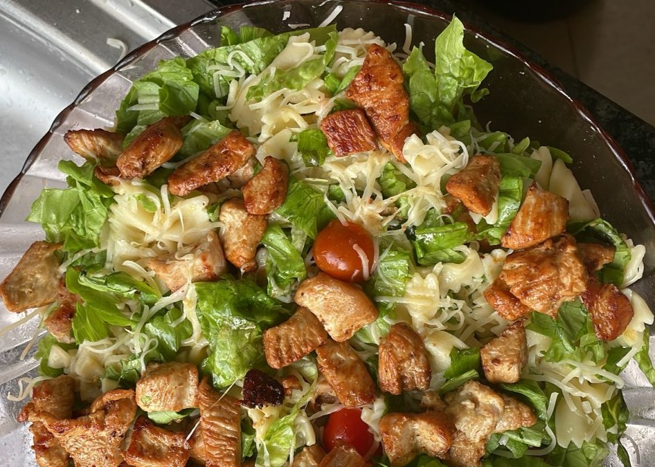 Ensalada cesar con pollo: Una receta elegante que puedes preparar en casa