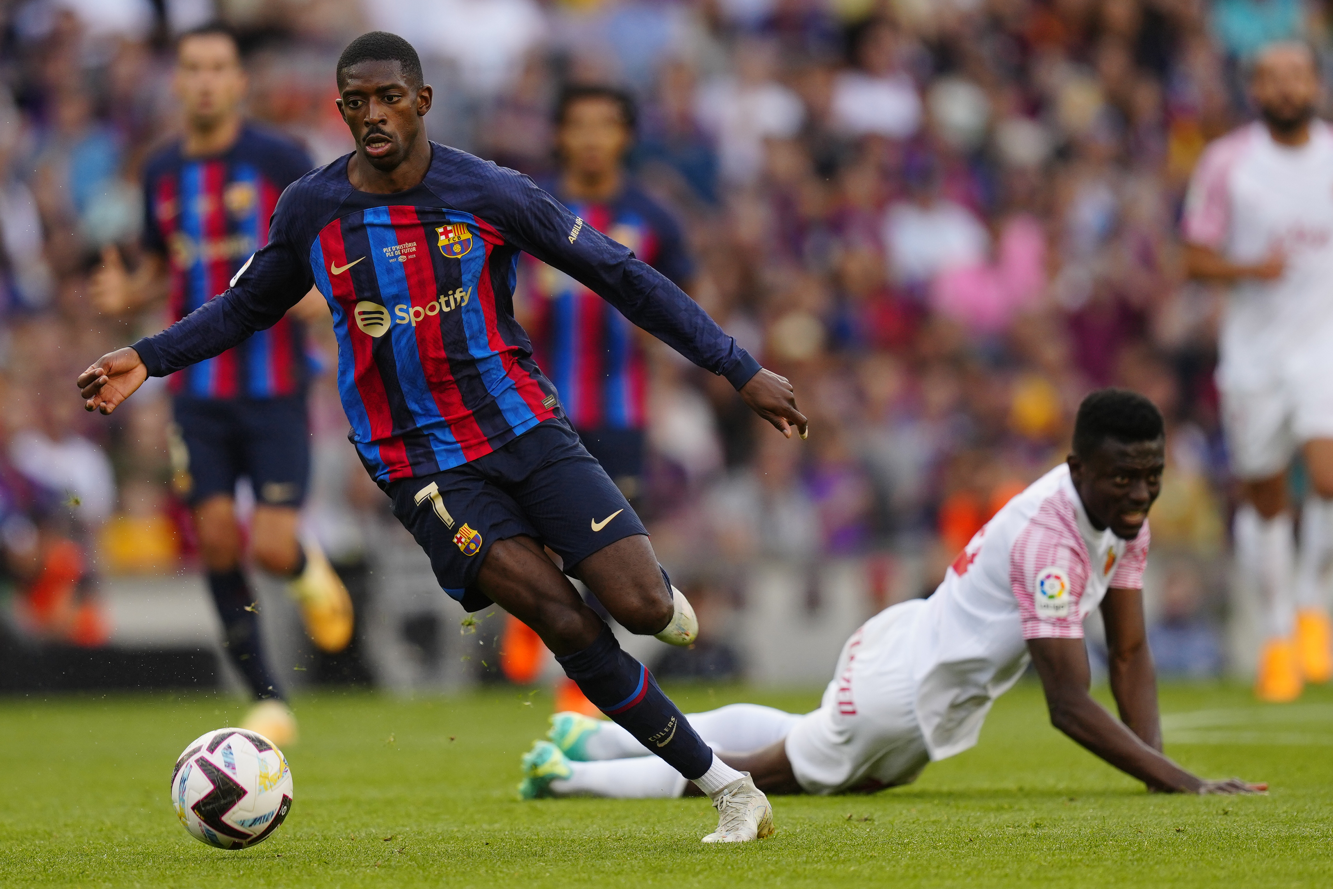 BARCELONA, 28/05/2023.- El delantero del FC Barcelona Ousmane Dembelé (i) escapa de Amath Ndiaye, del Mallorca, durante el encuentro correspondiente a la jornada 37 de Primera División que disputan hoy domingo en el Camp Nou. EFE/Enric Fontcuberta.