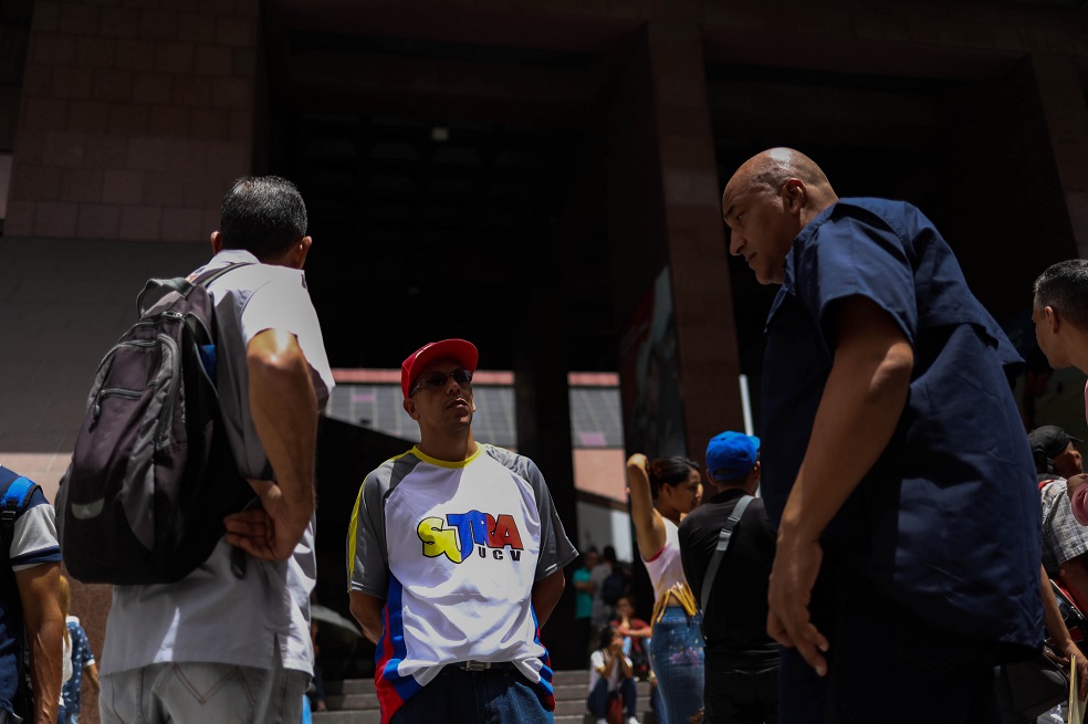 Profesores chavistas amenazan con ir a paro indefinido en Venezuela