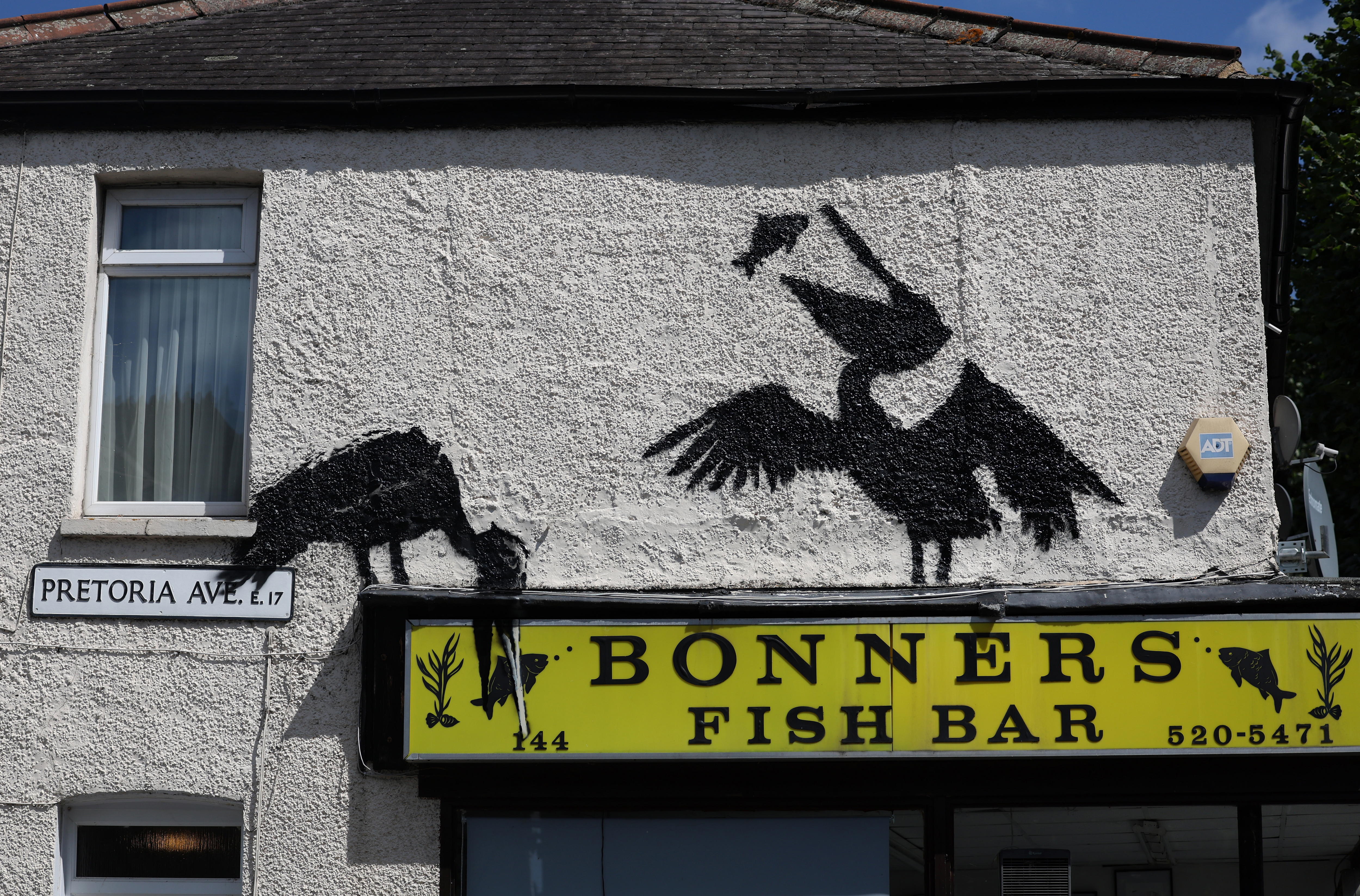 London (United Kingdom), 09/08/2024.- A newly confirmed Banksy artwork on the side of a fish and chip shop in Walthamstow in London, Britain, 09 August 2024. It is Banksy'Äôs fifth confirmed animal artwork in the space of five days. (Reino Unido, Londres) EFE/EPA/ANDY RAIN