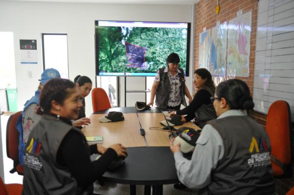 Las mujeres que hacen historia monitoreando el cese al fuego desde Bogotá