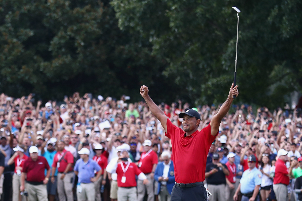 Tiger Woods estuvo acompañado por una multitud de gente, algo que en este deporte sólo genera él.  / AFP