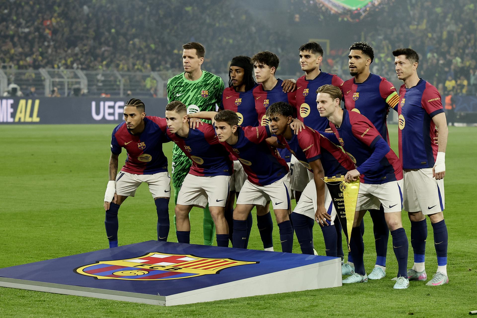 Dortmund (Germany), 15/04/2025.- Players of Barcelona pose for a family piture ahead of the UEFA Champions League quarter-finals, 2nd leg soccer match between Borussia Dortmund and FC Barcelona, in Dortmund, Germany, 15 April 2025. (Liga de Campeones, Alemania) EFE/EPA/FRIEDEMANN VOGEL