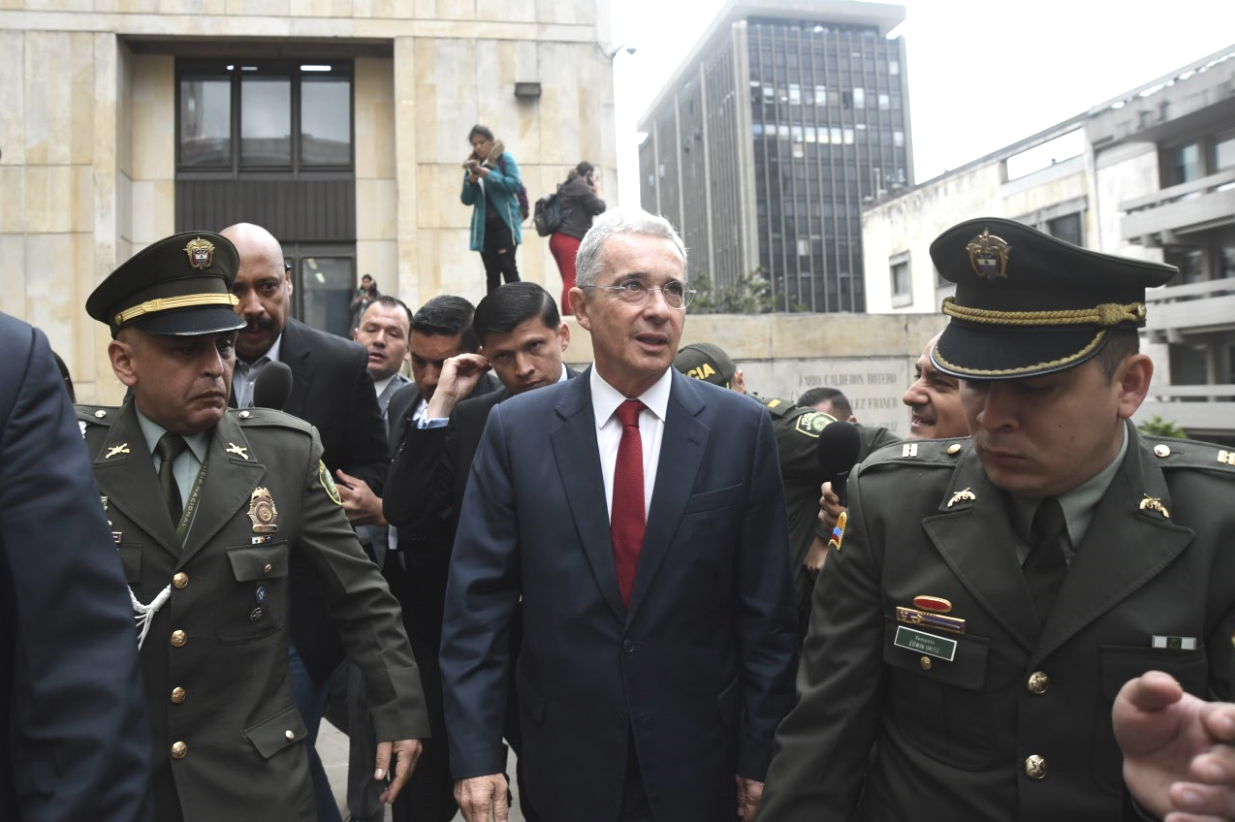 El pasado 8 de octubre, cuando Uribe llegó a indagatoria al Palacio de Justicia, decenas de simpatizantes lo esperaron a las afueras para demostrarle su apoyo. Luego, centenares se concentraron en el Parque Nacional.Gustavo Torrijos - El Espectador