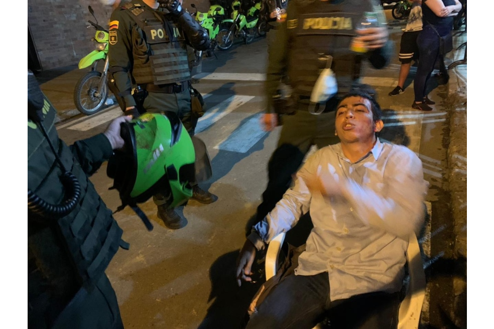 En esta fotografía se observa el casco con sangre del uniformado, cuando Johan Sebastián Moreno llegó a la estación de Policía donde permaneció por 12 horas detenido.