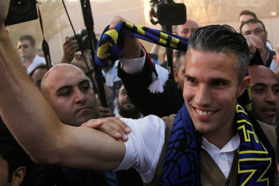 Van Persie llega a Estambul para fichar por el Fenerbahce