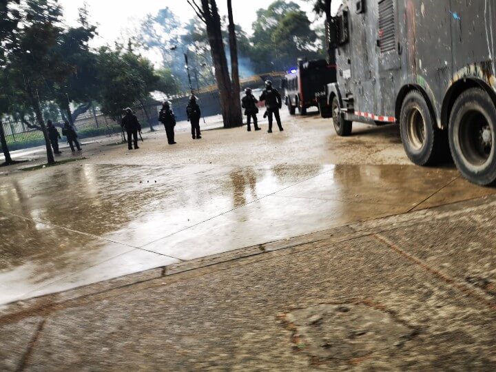 Se presentan enfrentamientos entre encapuchados y el Esmad en la Universidad Nacional
