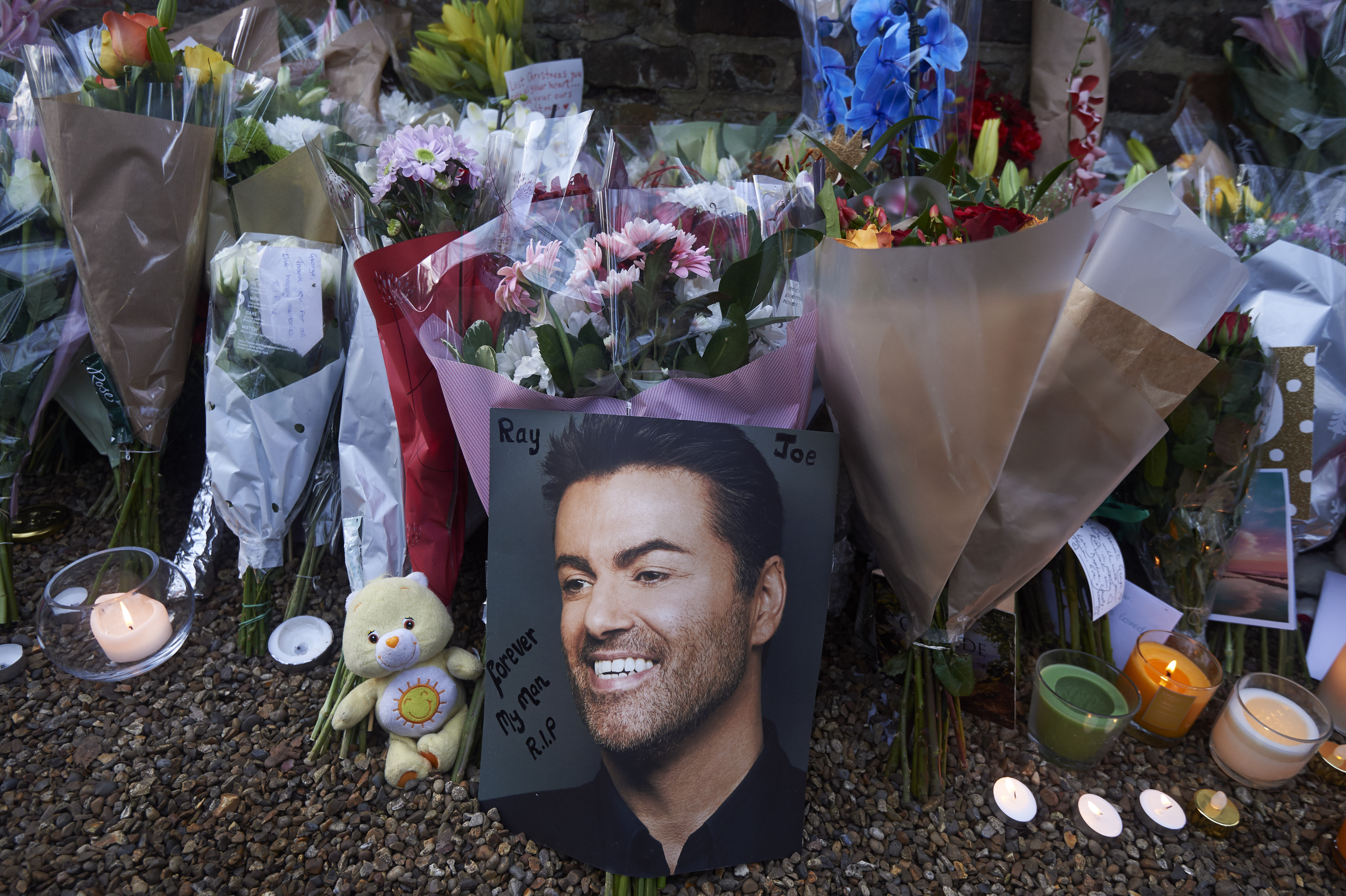 Familia de George Michael pide fans retirar tributos de las viviendas