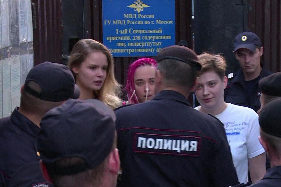 Activistas de Pussy Riot detenidos segundos después de quedar en libertad