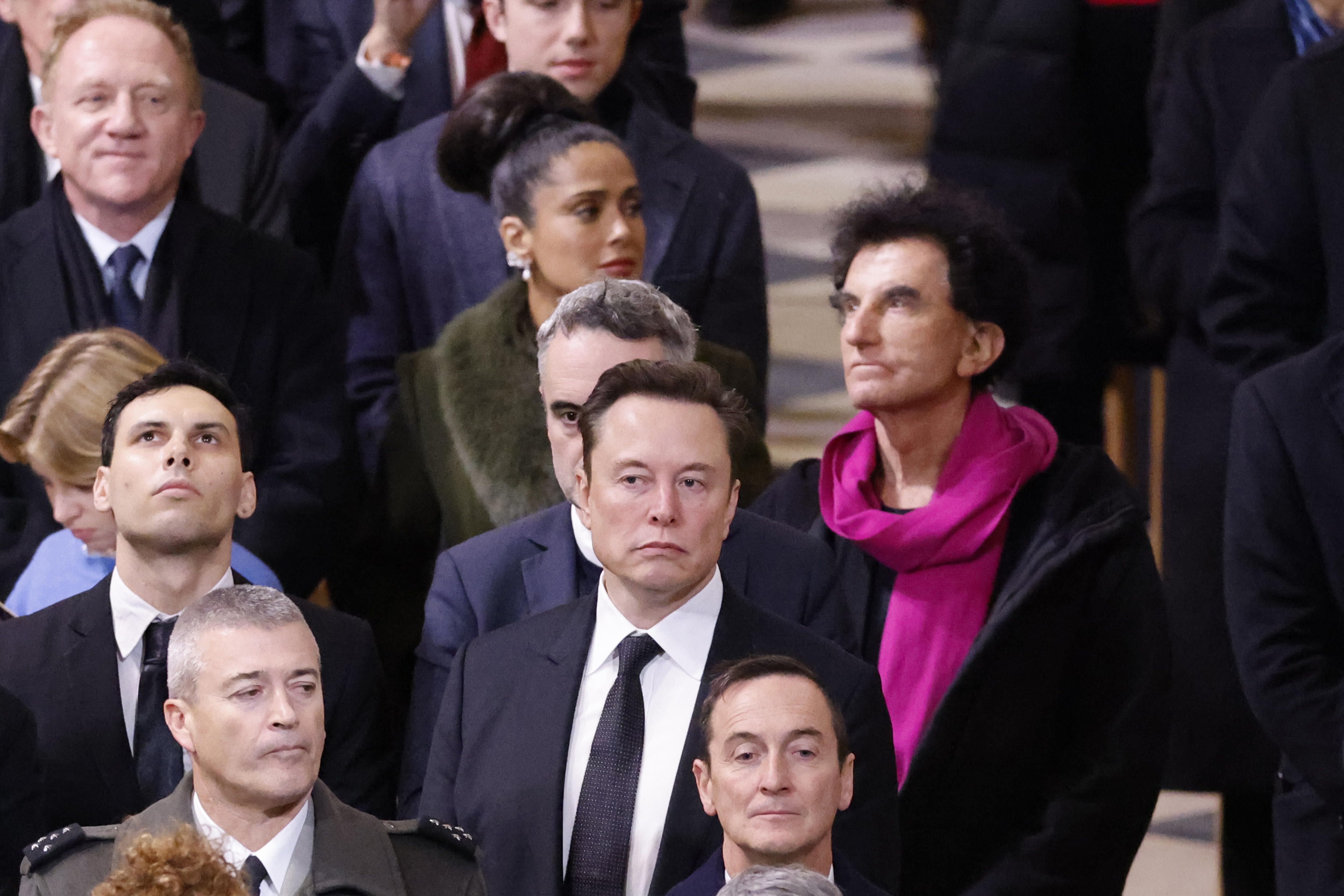 Paris (France), 07/12/2024.- US businessman, Tesla and SpaceX CEO Elon Musk (C) looks on as he attends the official reopening ceremony of the Notre Dame de Paris cathedral, in Paris, France, 07 December 2024. The Notre Dame de Paris Cathedral reopens on 07 December after nearly six years of renovation work following its destruction by a fire on 15 April 2019. (Francia) EFE/EPA/LUDOVIC MARIN / POOL MAXPPP OUT