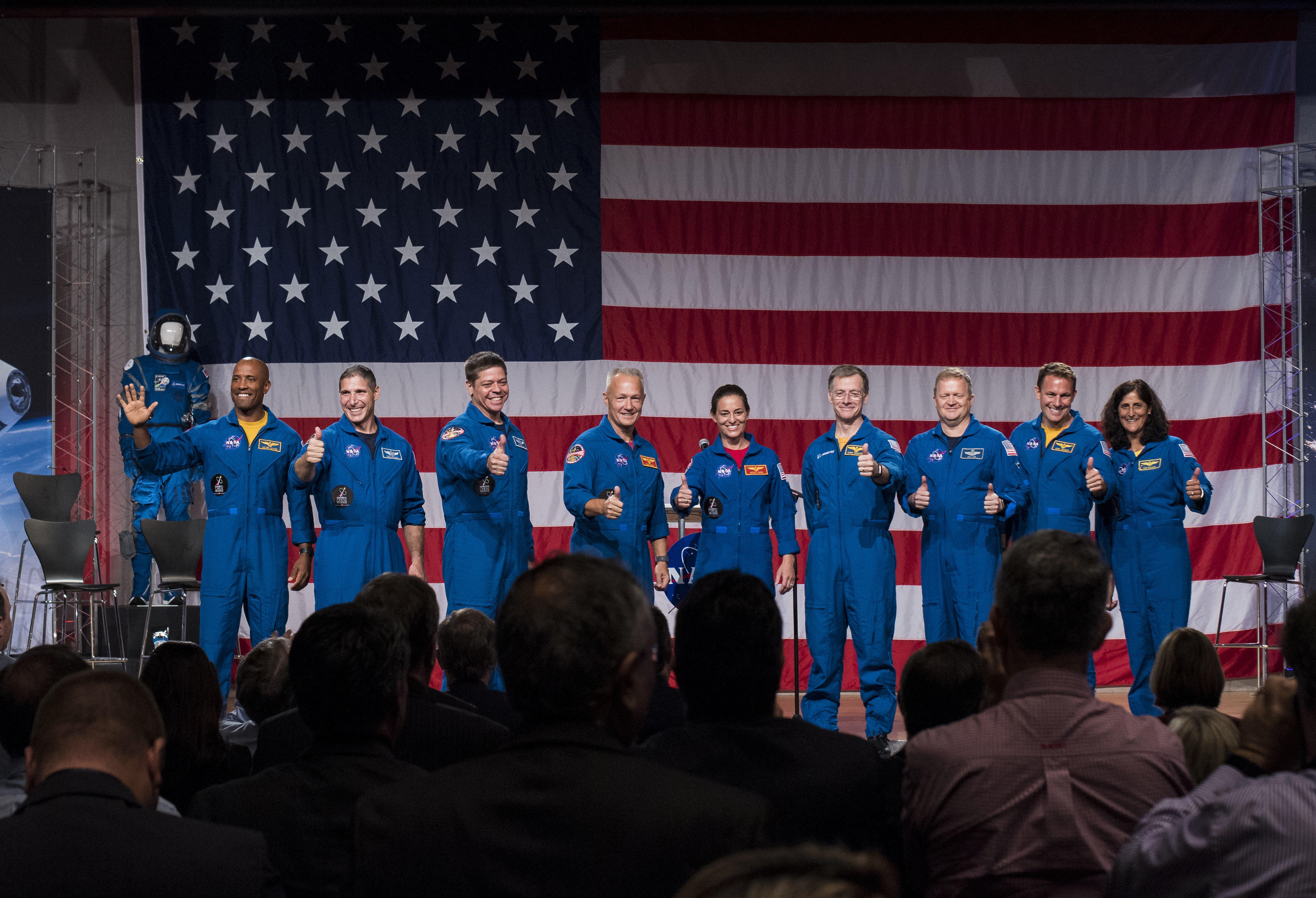 Astronautas novatos y veteranos viajarán en las primeras naves espaciales privadas de EE.UU.