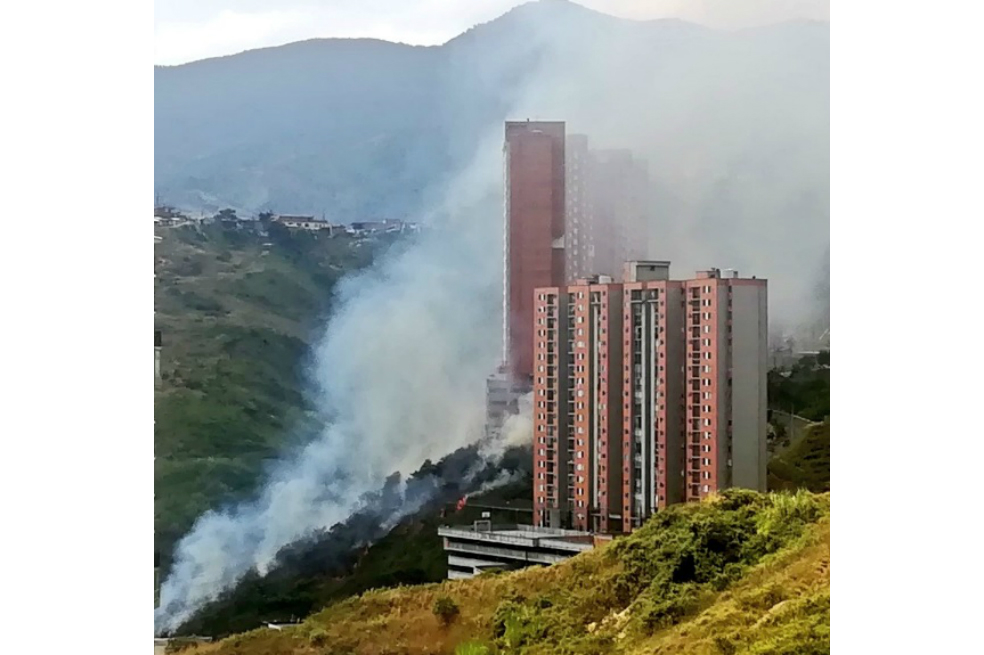Cuerpo de bomberos controla otro incendio forestal en Medellín